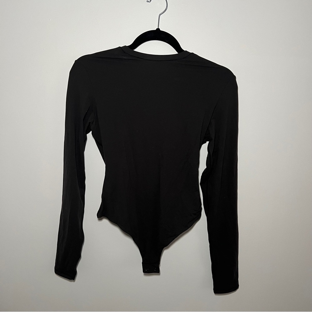 Skims Fits Everybody Long Sleeve Crew Neck Size L in Color Onyx